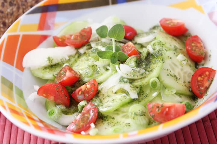 GURKEN TOMATEN SALAT, ZUM VERRÜCKT WERDEN LECKER !