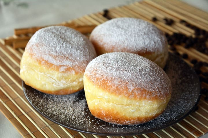 Mit Pflaumenmus oder Nutella gefüllte Pfannkuchen aus dem Ofen