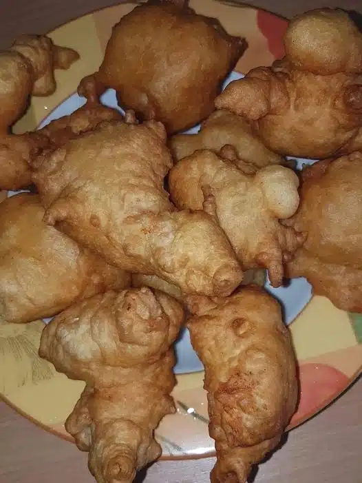 Hähnchen fleisch mit teigmantel in heißem öl fritiert…