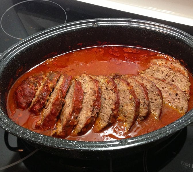 Paprika Feta Hackbraten aus dem Backofen mit Tomatensauce, super lecker!