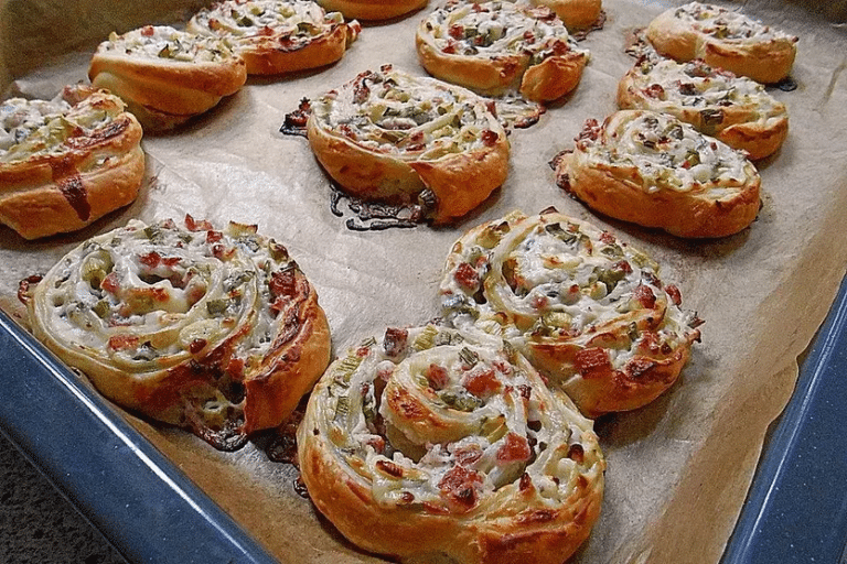 Flammkuchenrolle,Blätterteig mit pikanter Füllung