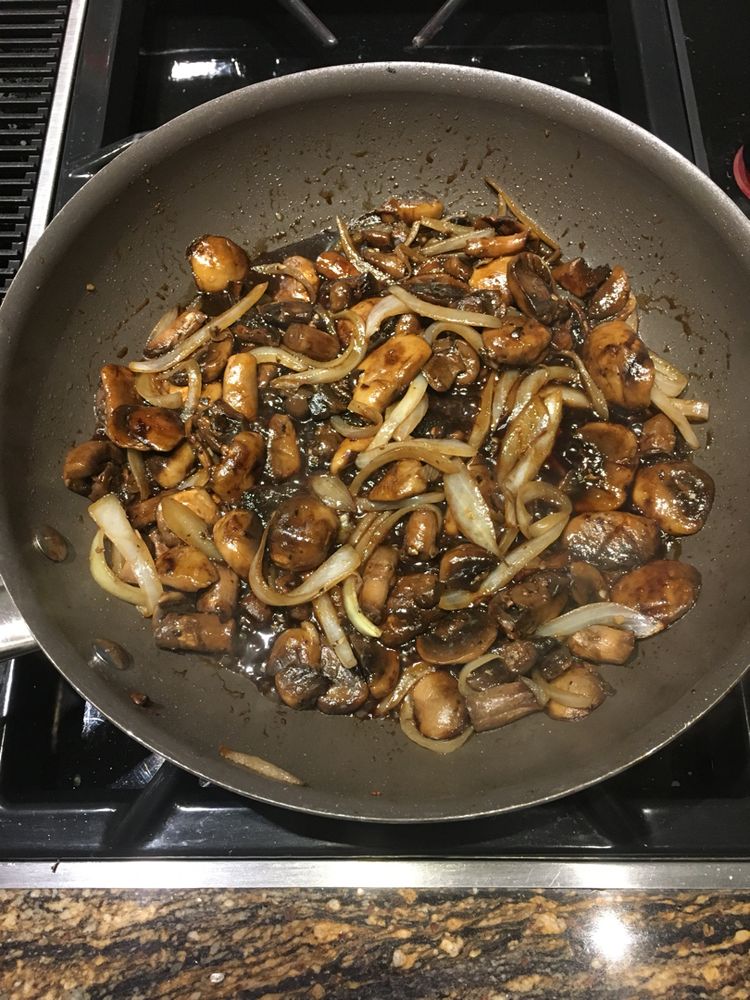 Gebratene Champignons mit Knoblauchschmand oder Alioli