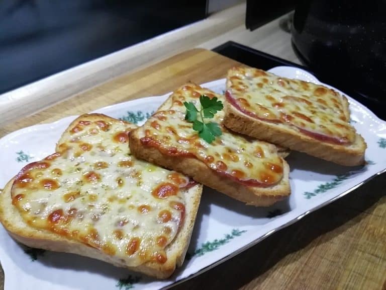 FLAMMKUCHEN TOAST MIT SPECK UND ZWIEBELN