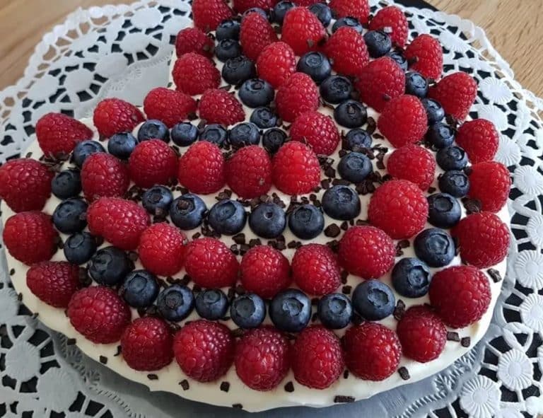 Brownieherz mit Mascarpone und Himbeeren