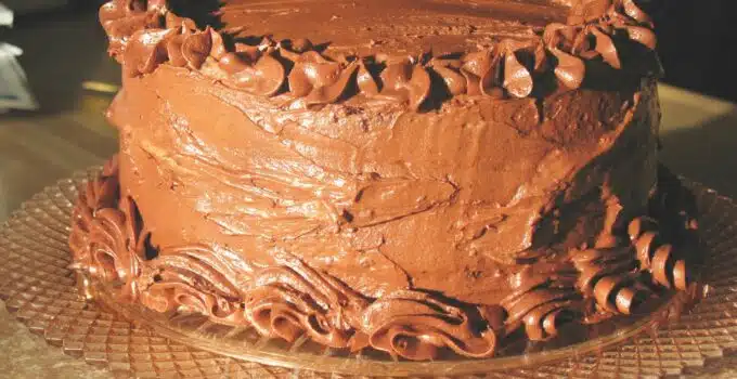 Hersheys „Perfectly Chocolate“ Schokoladenkuchen mit Moussefüllung und Schokoladenglasur