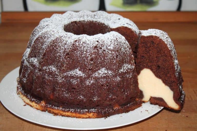 Schoko-Gugelhupf mit cremigem Käsekuchenherz