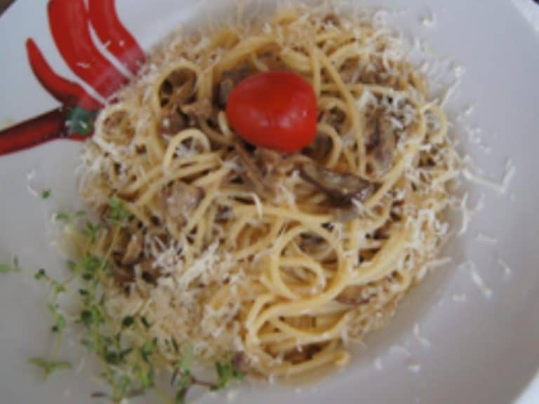 Spaghetti carbonara mit getrockneten Steinpilzen