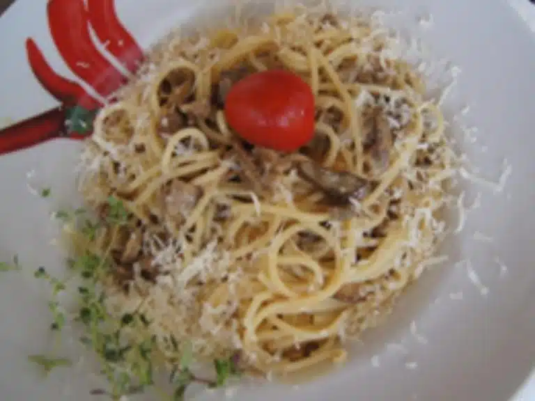 Spaghetti carbonara mit getrockneten Steinpilzen