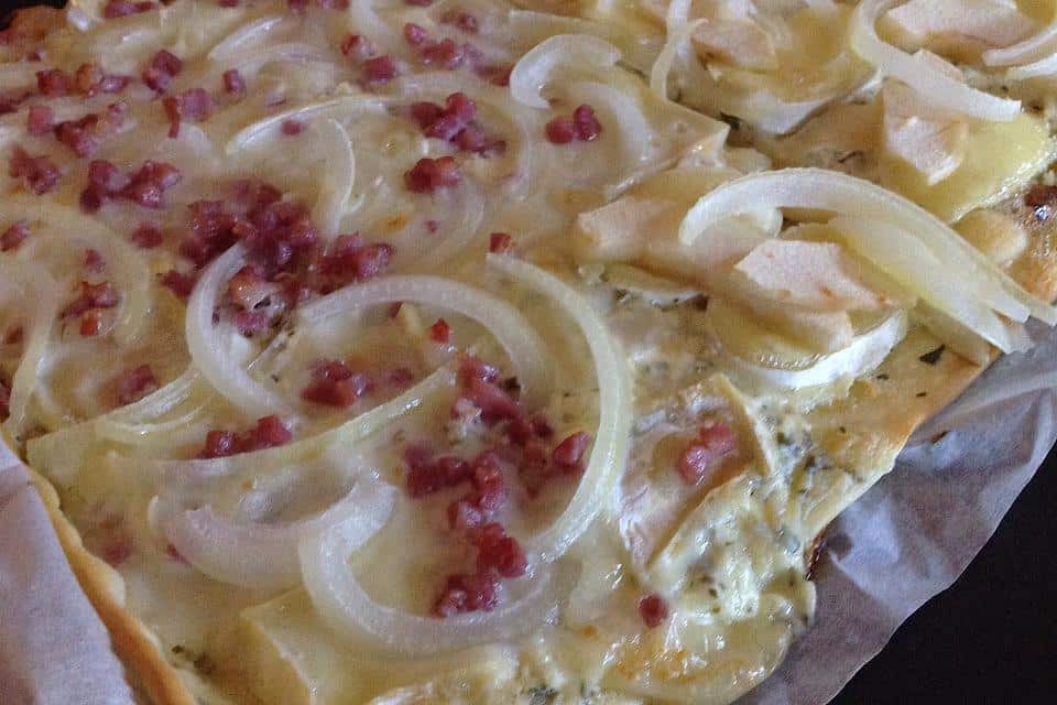 Flammkuchen mit Ziegenkäse, Rosmarin und Honig