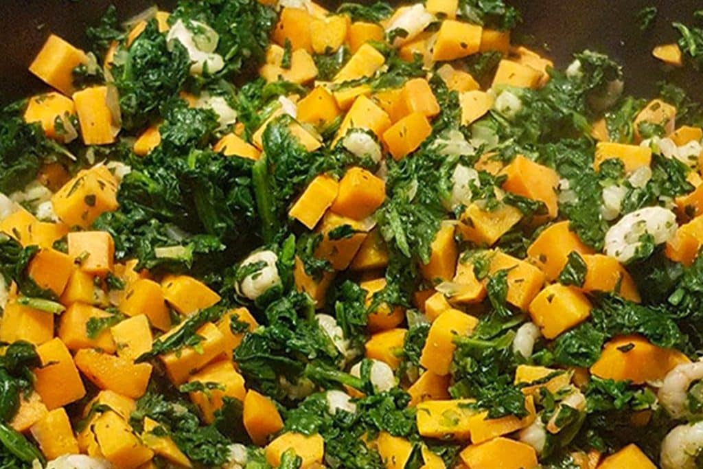 Süßkartoffel-Pfanne mit Garnelen und Spinat