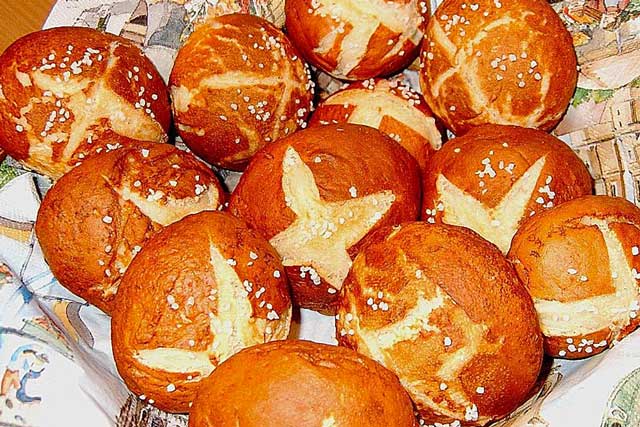 Frische Laugenbrötchen Rezept: Ein einfaches Rezept für selbstgemachte Laugenbrötchen - knusprig, würzig und einfach unwiderstehlich!