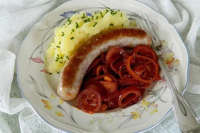 Bratwurst mit Paprikazwiebeln