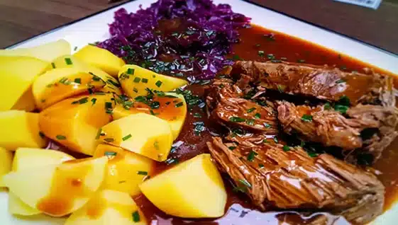 Rinderburgunderbraten mit Kartoffeln und rotkohl Rezept