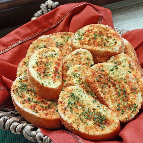 Geröstetes Brot mit gebackenem Knoblauch