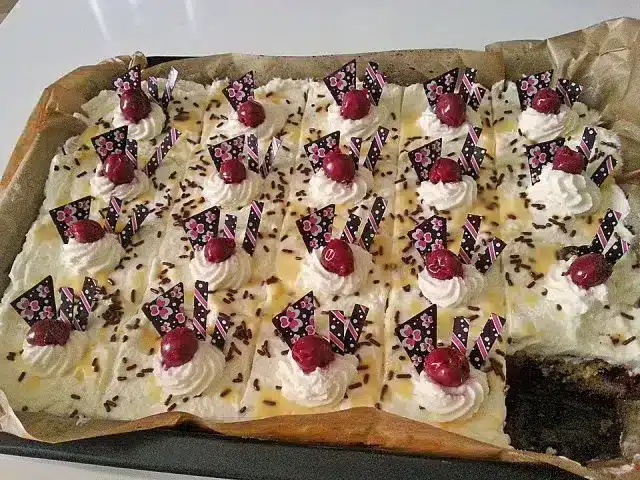 Kirsch Eierlikör Blechkuchen mit Schmand Sahne