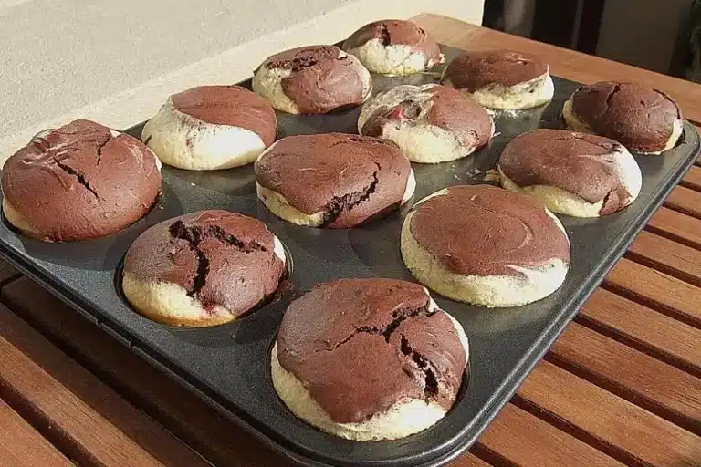 Donauwellen Muffins, gehen wunderschön “bergig” auf