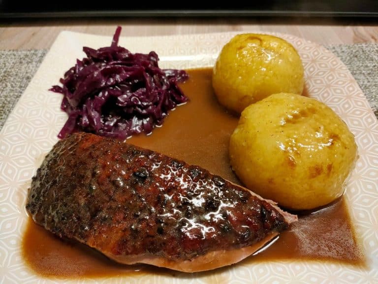 Entenbraten mit Apfelrotkohl und Kartoffelknödel