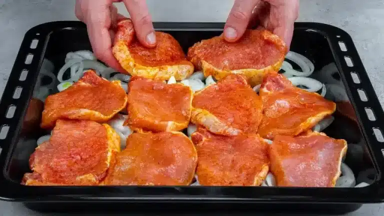 Das zarteste Rezept für gebackenes Schweinefleisch – Das Geheimnis ist super einfach! Schweinefleisch mit Zwiebeln