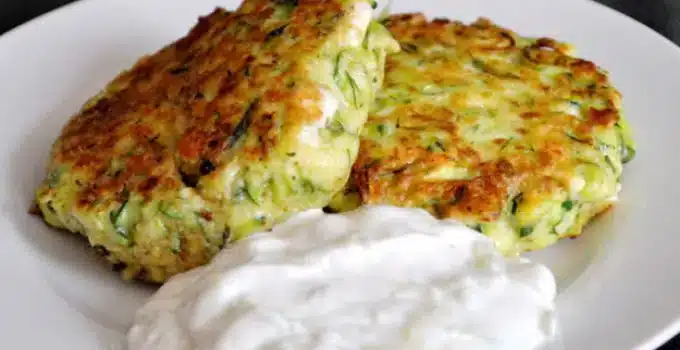 Fluffige Taler zum Eintunken: Zucchinipuffer mit Feta und Tzatziki