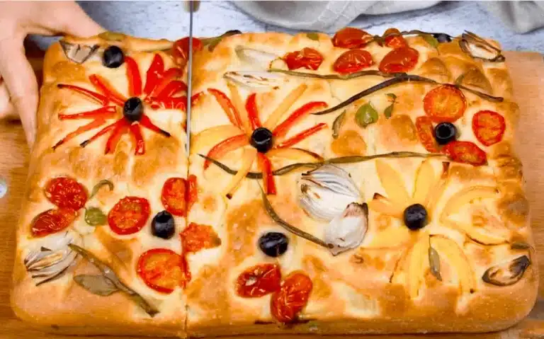 Blumen-Focaccia: Das Ergebnis wird die ganze Familie lieben!