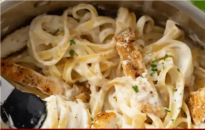 Pasta Alfredo Nudeln mit Hähnchenbrust in Käsesoße Rezept