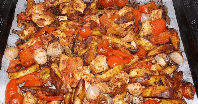 HÄHNCHENBRUSTFILETS MIT COUNTRY KARTOFFELN UND OFENGEMÜSE