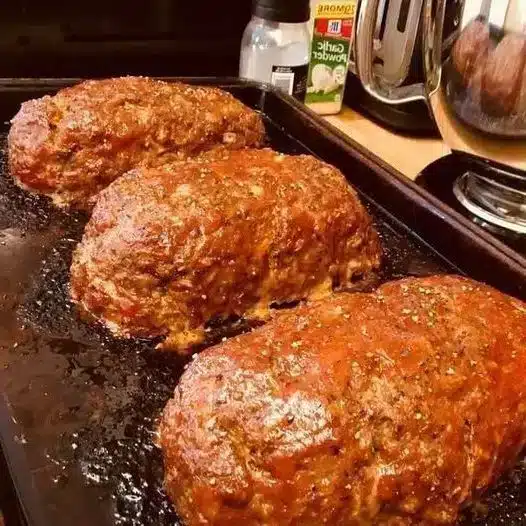 Hausgemachter Hackbraten ist ein klassisches Komfortgericht, das sich perfekt für ein Familienessen eignet