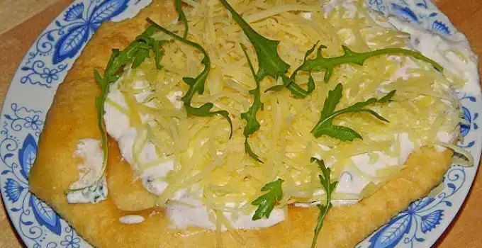 Ungarische Langos mit Knoblauchcreme und Käse