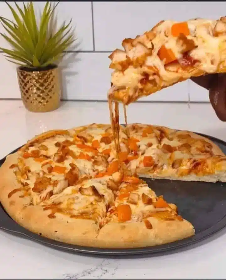 WIE MAN HÜHNERPIZZA?