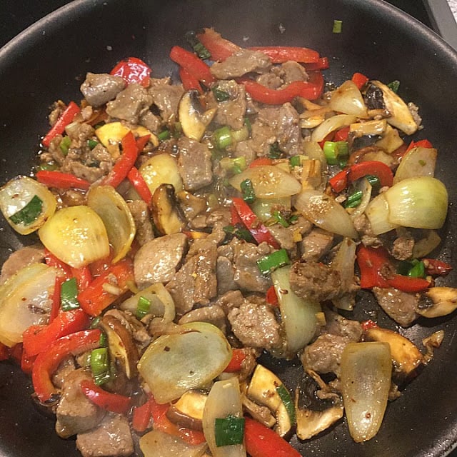 Chinesisches Rindfleisch mit Zwiebeln und Paprika