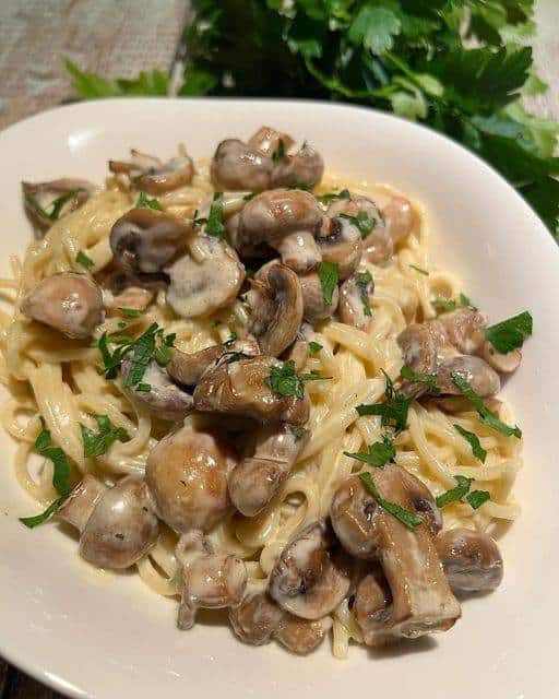 Spaghetti Mit Gebratenen Champignons In Cremiger Rahmsoße