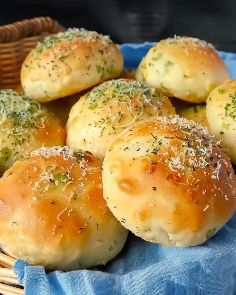 Megalecker Knoblauch Brötchen gefüllt mit Mozzarella Käse Rezept