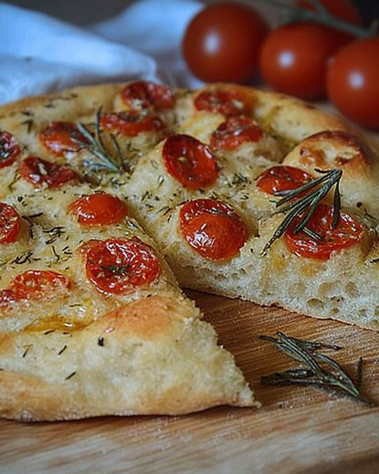 Focaccia mit Tomaten und Rosmarin