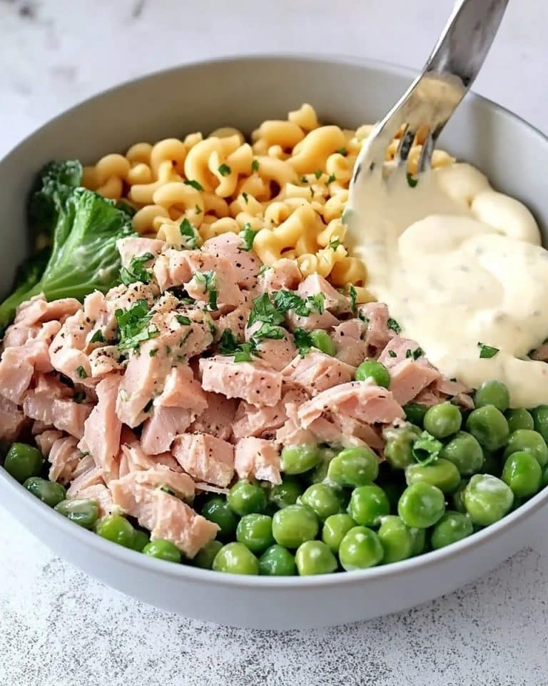 Nudelsalat mit Thunfisch: Dieser Nudelsalat hat’s in sich: vitaminreiches Gemüse, hochwertiges und leicht verdauliches Protein und ein locker leichtes Joghurt-Dressing