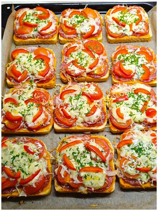 Abendessen Tomaten Mozzarella Toast im Ofen gebacken