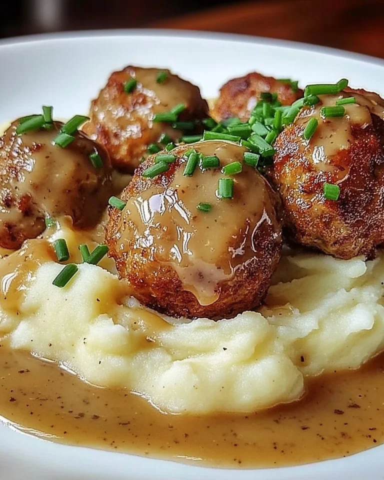 Frikadellen mit Kartoffelbrei und Zwiebelrahmsoße