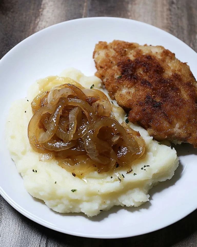 Gebratene Leber mit Püree und Zwiebeln in Rahmsoße