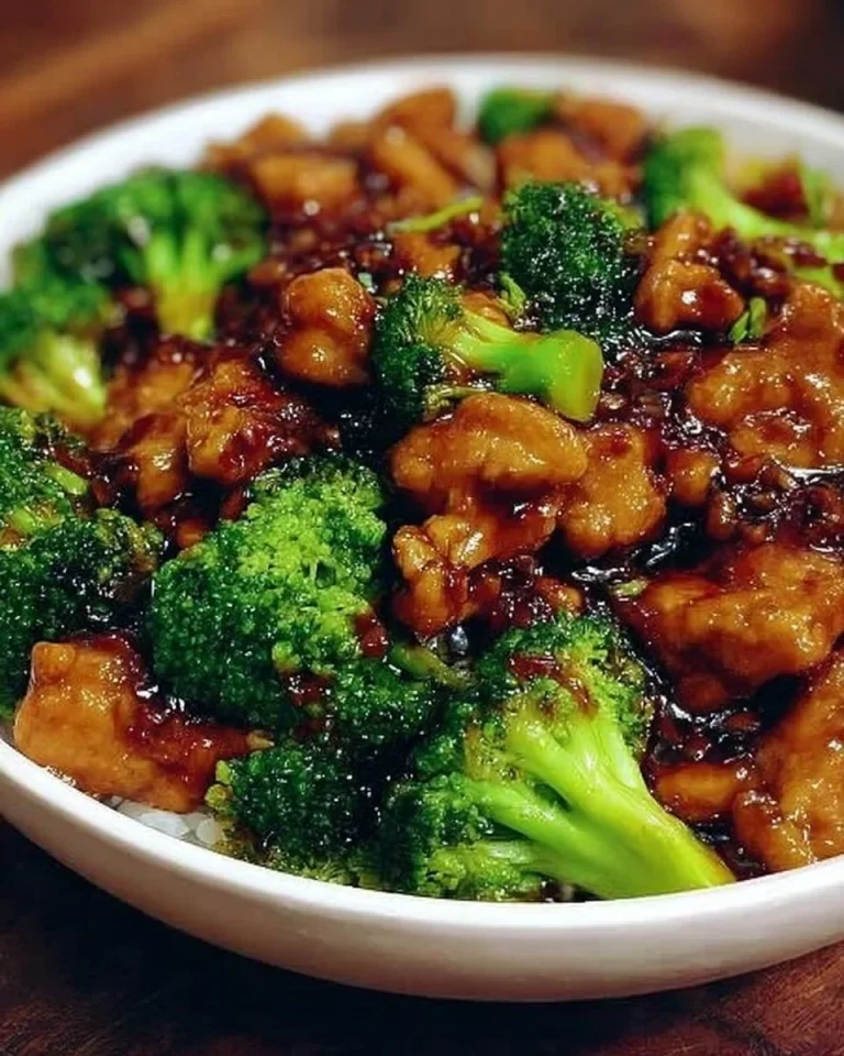 Asiatisches Hühnchen mit Brokkoli auf einem Teller serviert.