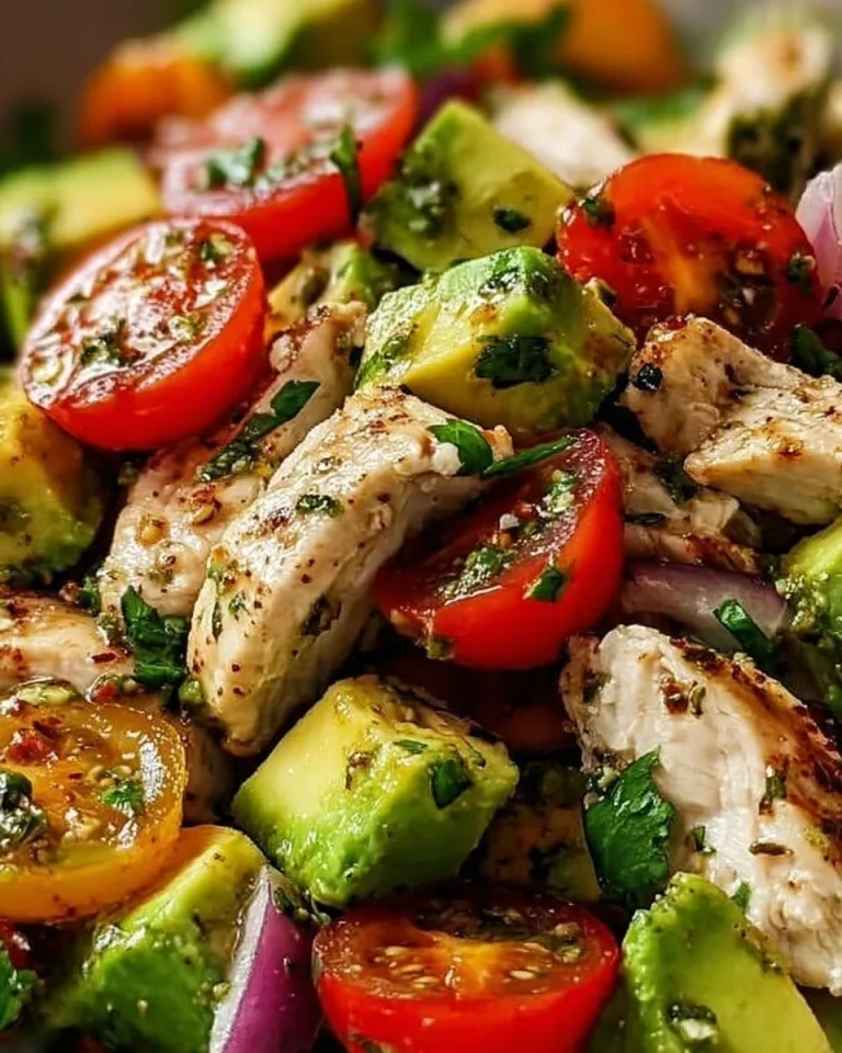 Avocado-Hähnchen-Salat mit frischen Zutaten auf einem Teller angerichtet