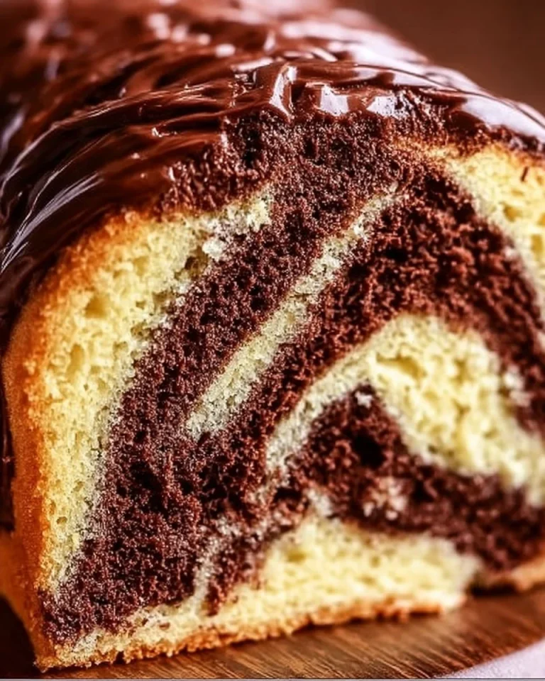 Deutscher Marmorkuchen auf einem Kuchenteller mit Puderzucker bestäubt