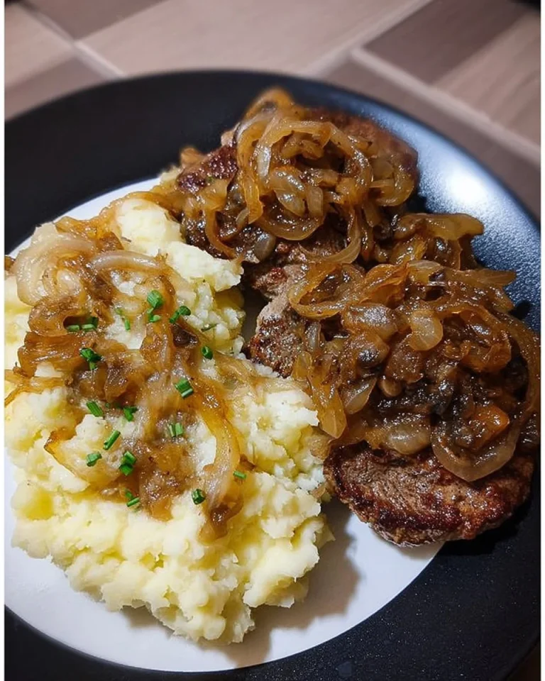 Gebratene Leber mit Püree, Zwiebeln und Champignons in Rahmsoße serviert