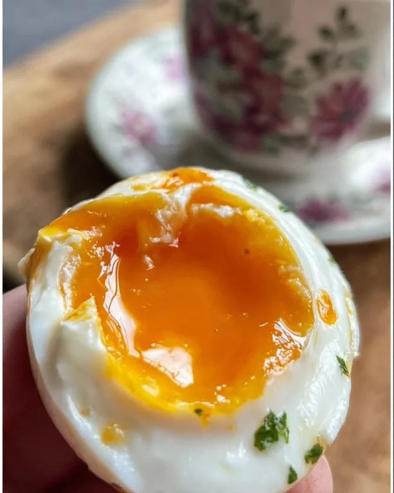 Perfektes Frühstücksei mit schönen Farben und Anrichtungsstil für einen guten Morgen