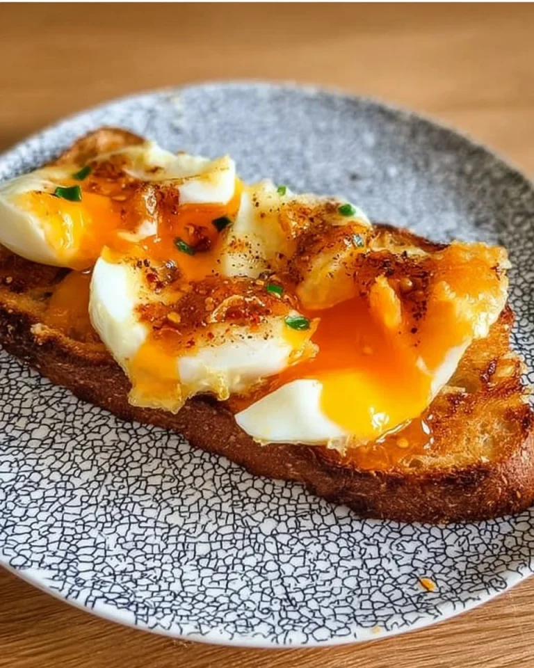 Leckeres Eier Brot mit verschiedenen Belägen auf einem Tisch