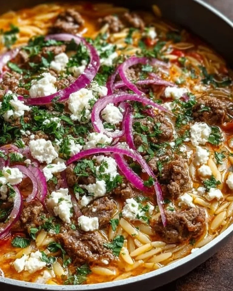 Kritharaki-Hackfleischpfanne mit Feta in einer Pfanne serviert.