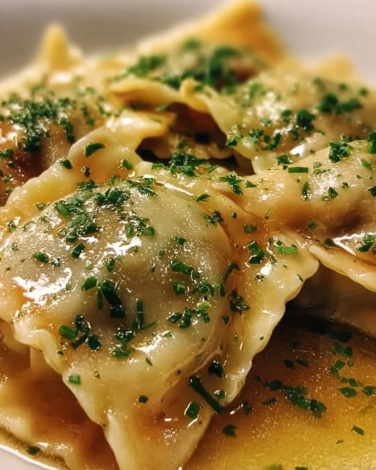 Hausgemachte Maultaschen, traditionelle schwäbische Teigtaschen mit Füllung.
