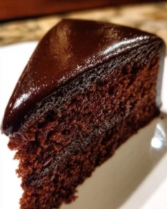 Eine köstliche Sachertorte mit Schokoladenglasur und Marillenmarmelade.