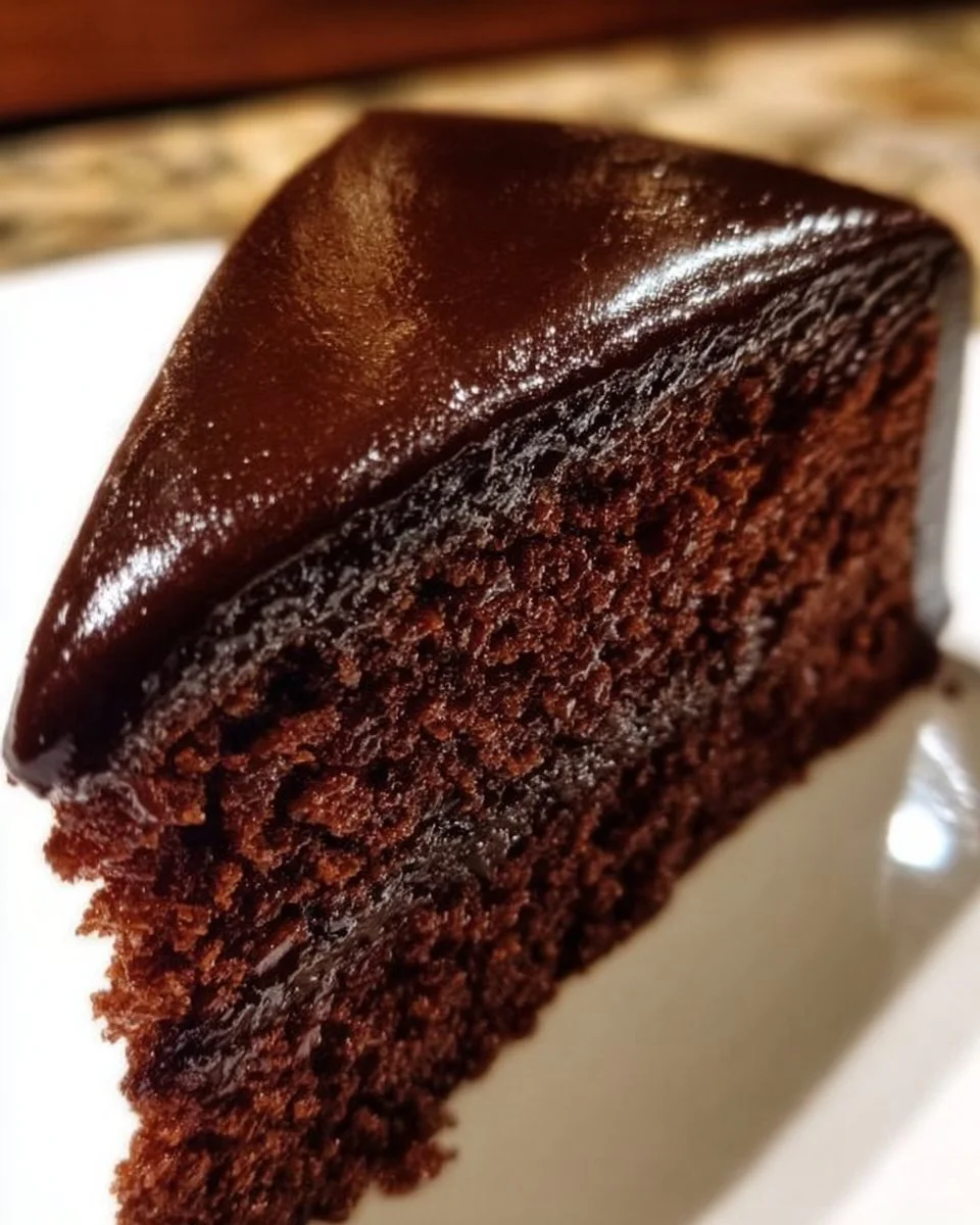 Eine köstliche Sachertorte mit Schokoladenglasur und Marillenmarmelade.