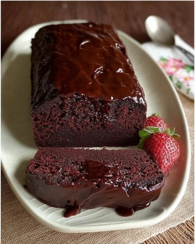 Saftiger Schokoladenkuchen mit Schokoladenglasur und Deko
