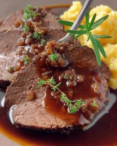 Sauerbraten - traditionelles deutsches Rindfleischgericht, langsam gegart mit Gewürzen.
