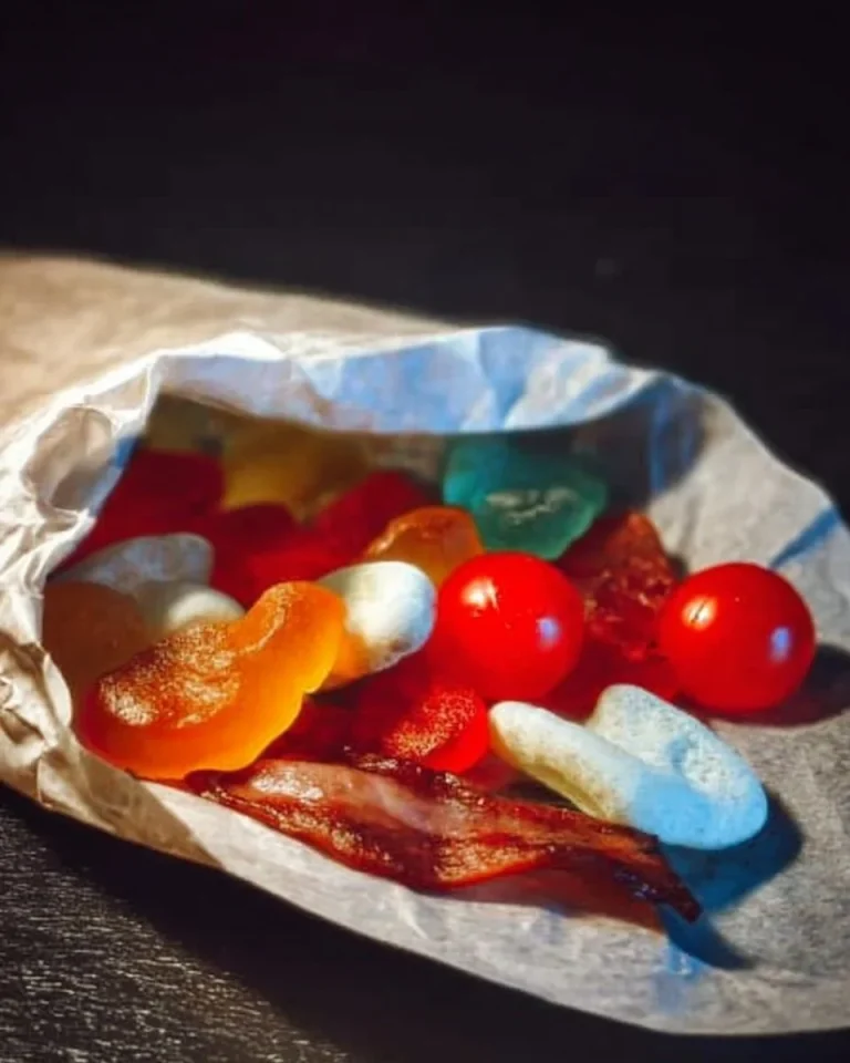 Kindheitserinnerung an eine bunte gemischte Tüte mit Süßigkeiten